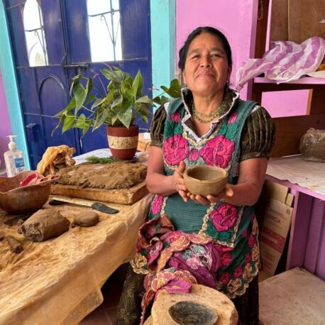 Macrina Mateo Martínez and Las Mujeres del Barro Rojo